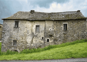 Signs Its Time to Replace Your Roof or Siding: A Comprehensive Guide